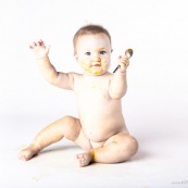 Portrait de bebe en train de manger une mangue de Guyane.