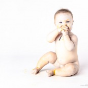 Portrait de bebe en train de manger une mangue de Guyane.