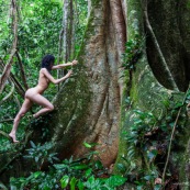 Jeune femme nue dans la foret tropicale amazonienne. Guyane. Nu artistique. Sentier de Lamirande. Matoury.