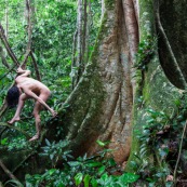 Jeune femme nue dans la foret tropicale amazonienne. Guyane. Nu artistique. Sentier de Lamirande. Matoury.