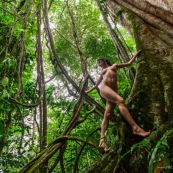 Jeune femme nue dans la foret tropicale amazonienne. Guyane. Nu artistique. Sentier de Lamirande. Matoury.