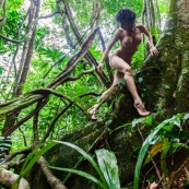 Jeune femme nue dans la foret tropicale amazonienne. Guyane. Nu artistique. Sentier de Lamirande. Matoury.