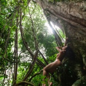 Jeune femme nue dans la foret tropicale amazonienne. Guyane. Nu artistique. Sentier de Lamirande. Matoury.