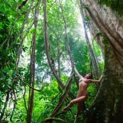 Jeune femme nue dans la foret tropicale amazonienne. Guyane. Nu artistique. Sentier de Lamirande. Matoury.