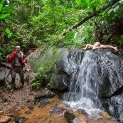 Jeune femme nue dans la foret tropicale amazonienne. Guyane. Nu artistique. Sentier de Lamirande. Matoury. Avec un randonneur. Sauvage.