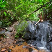 Jeune femme nue dans la foret tropicale amazonienne. Guyane. Nu artistique. Sentier de Lamirande. Matoury. Chute d'eau. Cascade.