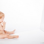 Portrait de bebe avec un miroir. Il se regarde dans la glace.