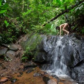Jeune femme nue dans la foret tropicale amazonienne. Guyane. Nu artistique. Sentier de Lamirande. Matoury. Chute d'eau. Cascade.