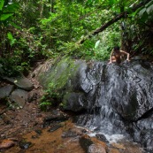 Jeune femme nue dans la foret tropicale amazonienne. Guyane. Nu artistique. Sentier de Lamirande. Matoury. Chute d'eau. Cascade.