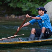 Homme amerindien dans une pirogue au Pérou.