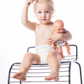 Bebe petite fille enfant avec un poupon une poupee. Portrait.