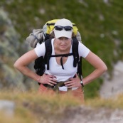 Randonneuse sac au dos faisant une halte pendant l'effort en montagne. Femme grimpant un sentier difficile en montagne. Randonnee en montagne, trek en autonomie, fatigue, effort.