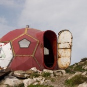 Refuge Saua Grindului, ‡ 2200 mËtres d'altitude, sorte de vaisseau spatial en tole pouvant hÈberger une dizaine de personnes pour passer la nuit en montagne.