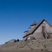 Refuge de montagne "Cabana omu", 2505 mËtres, parc national de Bucegi, au petit matin. AdossÈ contre les rochers, randonneur de ds admirant le paysage.