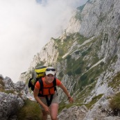 RandonnÈe en montagne. randonneuse (randonneur) qui arrive au sommet d'une crÍte, aprËs une ascension difficile. randonnÈe pÈdestre. Femme sac au dos en altitude, en Roumanie. Vue en plongÈe depuis le sommet.