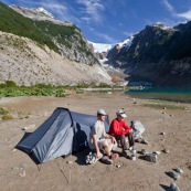 Vue du glacier Torrecillas en Patagonie, parc Los Alerces. Camping au pied du glacier. Tente, randonnée. Le camping dans cette partie du parc n'est autorisé que sur permission du parc, non accordé pour le tourisme. Un couple en train de déjeuner.
