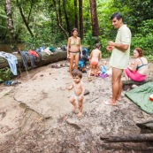 Baignade en Guyane sur la crique Tonnegrande. Sentier du bagne des annamites.  Toursime en foret. Riviere.