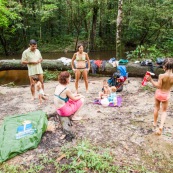 Baignade en Guyane sur la crique Tonnegrande. Sentier du bagne des annamites.  Toursime en foret. Riviere.