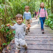 Sentier du bagne des Annamites. Montsinery Tonnegrande. Guyane en foret tropicale amazonienne. randonnee en famille. Avec enfants et bebes.