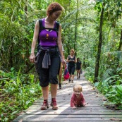 Sentier du bagne des Annamites. Montsinery Tonnegrande. Guyane en foret tropicale amazonienne. randonnee en famille. Avec enfants et bebes.