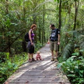 Sentier du bagne des Annamites. Montsinery Tonnegrande. Guyane en foret tropicale amazonienne. randonnee en famille. Avec enfants et bebes.