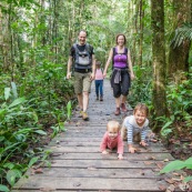 Sentier du bagne des Annamites. Montsinery Tonnegrande. Guyane en foret tropicale amazonienne. randonnee en famille. Avec enfants et bebes.
