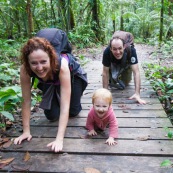 Sentier du bagne des Annamites. Montsinery Tonnegrande. Guyane en foret tropicale amazonienne. randonnee en famille. Avec enfants et bebes.