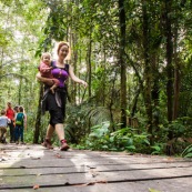 Sentier du bagne des Annamites. Montsinery Tonnegrande. Guyane en foret tropicale amazonienne. randonnee en famille. Avec enfants et bebes.