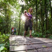 Sentier du bagne des Annamites. Montsinery Tonnegrande. Guyane en foret tropicale amazonienne. randonnee en famille. Avec enfants et bebes.