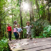 Sentier du bagne des Annamites. Montsinery Tonnegrande. Guyane en foret tropicale amazonienne. randonnee en famille. Avec enfants et bebes.