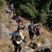 Randonnee, trek, en montagne, l'hiver en Chine. randonneurs vus de dos.