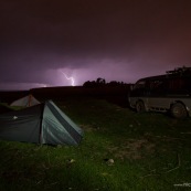 Au bord du lac titicaca, tentes, camping, van 4x4, orage avec eclair la nuit.