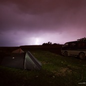 Au bord du lac titicaca, tentes, camping, van 4x4, orage avec eclair la nuit.