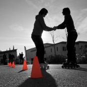 Apprentissage du roller. Femmes en train d'apprendre. Lecons de roller. Patin a roulettes.