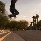 Roller. Figure acrobatique. Saut d'escalier.