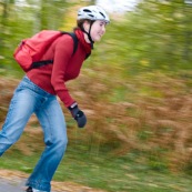 Roller en foret de Compiegne, sur la piste cyclable reliant Compiegne a Pierrefond, en plein coeur de la foret. Patineuse a l'automne. Feuilles mortes. Moyen de transport alternatif Ècologique. Patins a roulettes. Promenade.