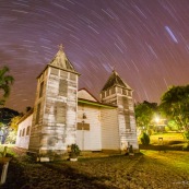 Eglise a Saul en Guyane. Village a l'interieur de la Guyane.  Eglise a deux clochers, classee. De nuit. Voute celeste. Avec les etoiles.
