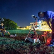 Lycee damas a Remire Montjoly Guyane.  Nuit des etoiles. Telescope astronomie lunette. Observation.