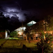 Station de recherche scientifique Yasuni, au sein du parc national Yasuni (Yasuni Research station). De nuit, avec la lune. Bassin amazonien en Equateur. La station dépend de la PUCE (Pontificia Universidad Catolica Del Ecuador).