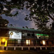 Station de recherche scientifique Yasuni, au sein du parc national Yasuni (Yasuni Research station). De nuit. Bassin amazonien en Equateur. La station dépend de la PUCE (Pontificia Universidad Catolica Del Ecuador). Pancarte avec marqué "Estacion cientifica Yasuni"