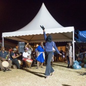 Une femme parodie les 500 frères contre la délinquance en faisant irruption gagoulée sur la piste de danse. Acclamée par le public. Guyane. Mouvement social le 29 mars 2017. Sur un barrage, grande fête la nuit. Barrage du rond-point de Suzini à Rémire Montjoly, ile de Cayenne. Les camions bloquent le rond-point. Au centre : chapiteaux, groupes de musiques, danse... Ambiance très conviviale.