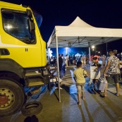 Guyane. Mouvement social le 29 mars 2017. Sur un barrage, grande fête la nuit. Barrage du rond-point de Suzini à Rémire Montjoly, ile de Cayenne. Les camions bloquent le rond-point. Au centre : chapiteaux, groupes de musiques, danse... Ambiance très conviviale.