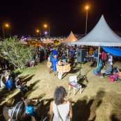 Guyane. Mouvement social le 29 mars 2017. Sur un barrage, grande fête la nuit. Barrage du rond-point de Suzini à Rémire Montjoly, ile de Cayenne. Les camions bloquent le rond-point. Au centre : chapiteaux, groupes de musiques, danse... Ambiance très conviviale.