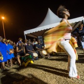 Guyane. Mouvement social le 29 mars 2017. Sur un barrage, grande fête la nuit. Barrage du rond-point de Suzini à Rémire Montjoly, ile de Cayenne. Les camions bloquent le rond-point. Au centre : chapiteaux, groupes de musiques, danse... Ambiance très conviviale.