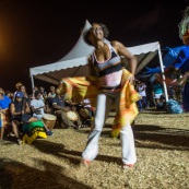 Guyane. Mouvement social le 29 mars 2017. Sur un barrage, grande fête la nuit. Barrage du rond-point de Suzini à Rémire Montjoly, ile de Cayenne. Les camions bloquent le rond-point. Au centre : chapiteaux, groupes de musiques, danse... Ambiance très conviviale.