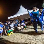 Guyane. Mouvement social le 29 mars 2017. Sur un barrage, grande fête la nuit. Barrage du rond-point de Suzini à Rémire Montjoly, ile de Cayenne. Les camions bloquent le rond-point. Au centre : chapiteaux, groupes de musiques, danse... Ambiance très conviviale.