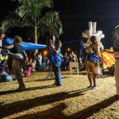 Guyane. Mouvement social le 29 mars 2017. Sur un barrage, grande fête la nuit. Barrage du rond-point de Suzini à Rémire Montjoly, ile de Cayenne. Les camions bloquent le rond-point. Au centre : chapiteaux, groupes de musiques, danse... Ambiance très conviviale.