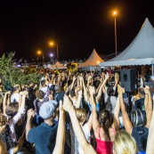 Guyane. Mouvement social le 29 mars 2017. Sur un barrage, grande fête la nuit. Barrage du rond-point de Suzini à Rémire Montjoly, ile de Cayenne. Les camions bloquent le rond-point. Au centre : chapiteaux, groupes de musiques, danse... Ambiance très conviviale. Toute la population est solidaire.