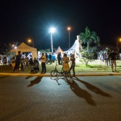 Guyane. Mouvement social le 29 mars 2017. Sur un barrage, grande fête la nuit. Barrage du rond-point de Suzini à Rémire Montjoly, ile de Cayenne. Les camions bloquent le rond-point. Au centre : chapiteaux, groupes de musiques, danse... Ambiance très conviviale.