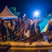 Guyane. Mouvement social le 29 mars 2017. Sur un barrage, grande fête la nuit. Barrage du rond-point de Suzini à Rémire Montjoly, ile de Cayenne. Les camions bloquent le rond-point. Au centre : chapiteaux, groupes de musiques, danse... Ambiance très conviviale. Drapeau de Guyane.